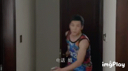 小伙看到姐姐换衣服,瞬间激动了……